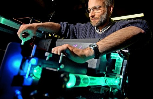 Der Physiker Tilman Pfau von der Uni Stuttgart schafft in seinem Laserlabor die Grundlage für miniaturisierte Messgeräte. 