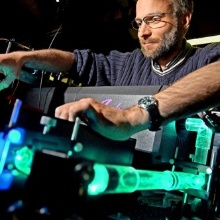 Der Physiker Tilman Pfau von der Uni Stuttgart schafft in seinem Laserlabor die Grundlage für miniaturisierte Messgeräte. 