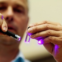 Der Physiker Jörg Wrachtrup von der Uni Stuttgart leuchtet bei der Leser-Uni der Stuttgarter Zeitung mit einem Laserpointer auf einen winzigen Diamanten. 